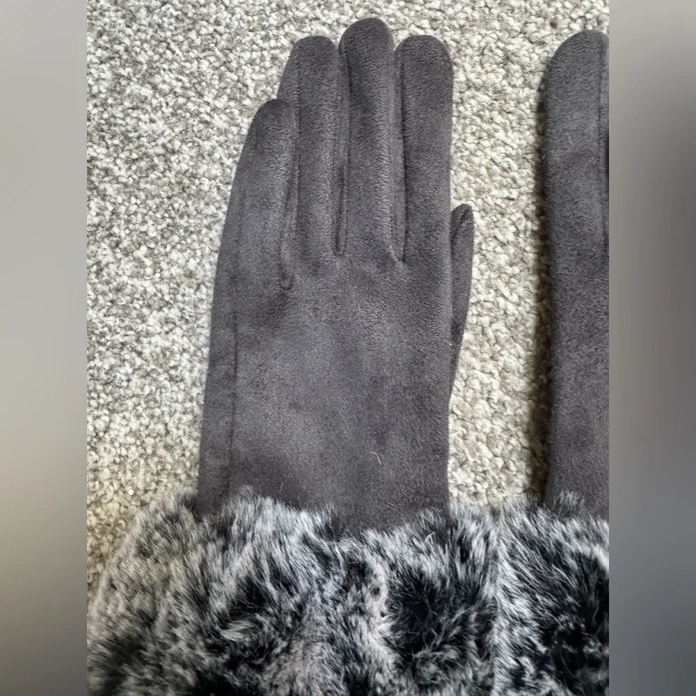 NWOT Faux-Suede Gloves w Dark Gray Faux-Fur Trim Polyester Spandex One Size